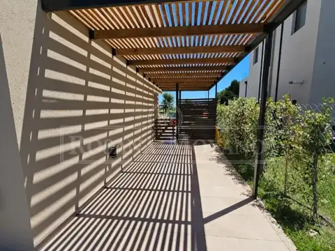 Casa 6 ambientes con 5 baños
