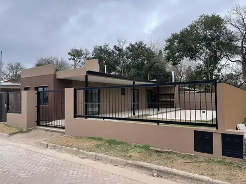 Casa en  Venta 2 dormitorios, pileta y cochera  en Altos de Pellegrini Roldán. Financiación