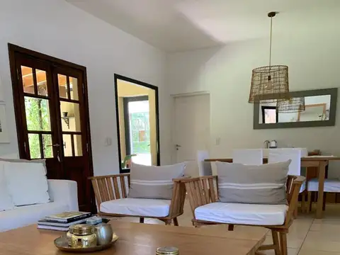 Casa en Alquiler con 2 cocheras