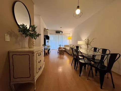 3 AMBIENTES CON DOS BAÑOS, BALCÓN Y PATIO.