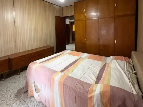 Casa 6 ambientes con 2 baños