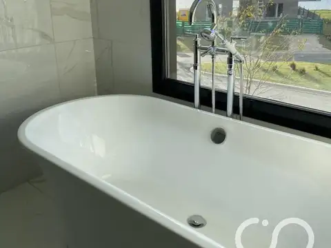 Casa en Venta con 4 cocheras