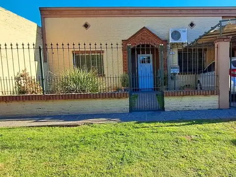 Casa en venta - 3 Dormitorios 1 Baño 1 Cochera - 275mts2 - Luján 