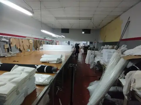 MUY BUENA PLANTA 450 M2 CON OFIC. VARIAS  LIBRES DE COLUMNAS