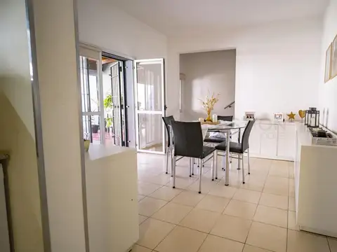 Casa 12 ambientes con 2 baños