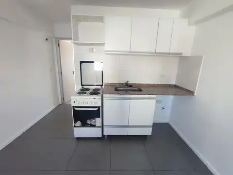 Alquiler departamento 1 dormitorio, en el centro, con balcón al frente.