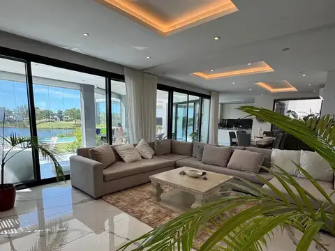 Casa en Venta con 2 cocheras