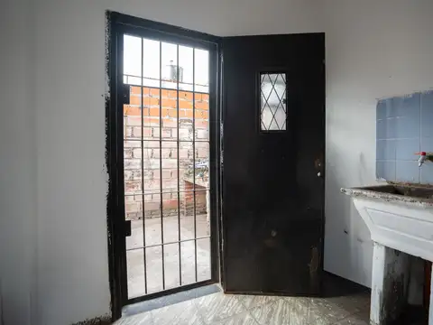CASA EN VENTA 2 DORMITORIOS CON LOCAL AL FRENTE