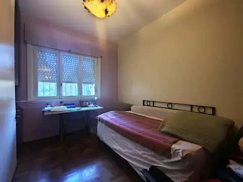 Casa en dos plantas, con jardín y pileta.