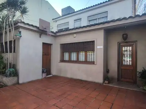 Casa en dos plantas, con jardín y pileta.