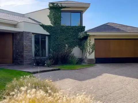 OPENHOUSE vende imponente casa en el Barrio Dalvian