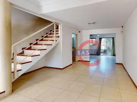 DÚPLEX EN VENTA 4 AMBIENTES EN CARAPACHAY CON JARDIN Y COCHERA