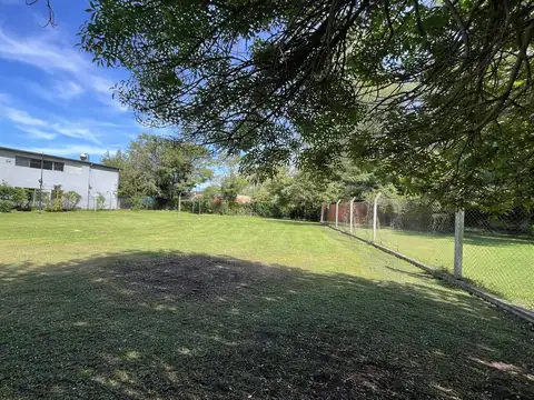 VENTA VILLA ELISA - Dos galpones con casa de un dormitorio en terreno de 1300 m²