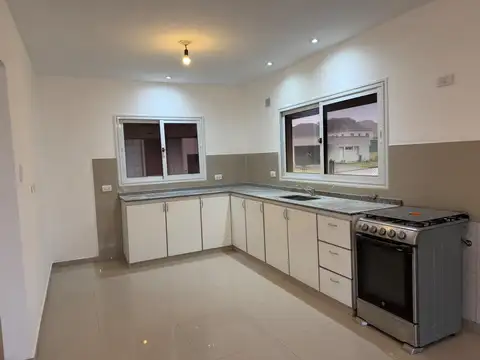 Casa 4 ambientes con 2 baños