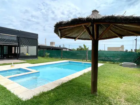 Casa 2 dormitorios, cochera,quincho y pileta en Punta Chacra Roldan 