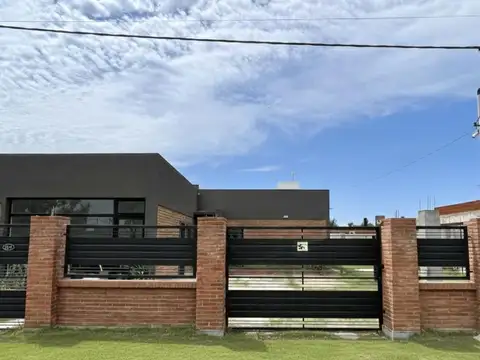 Casa 2 dormitorios, cochera,quincho y pileta en Punta Chacra Roldan