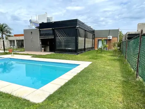 Casa 2 dormitorios, cochera,quincho y pileta en Punta Chacra Roldan