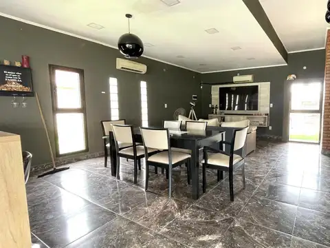 Casa en Venta con 2 cocheras