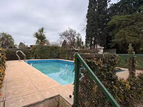 VENTA - CASA DE 1 DORMITORIO CON QUINCHO Y PILETA - FUNES