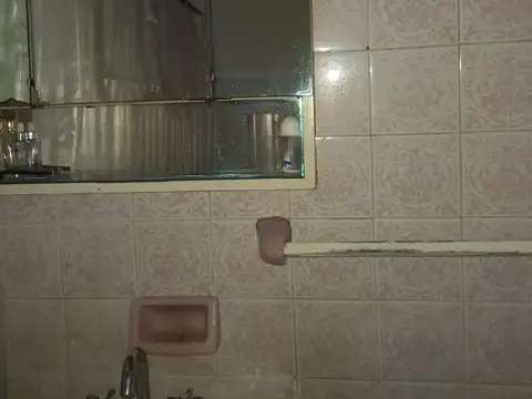 Casa con amplio jardín y local