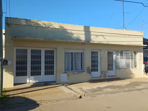 Casa con amplio jardín y local