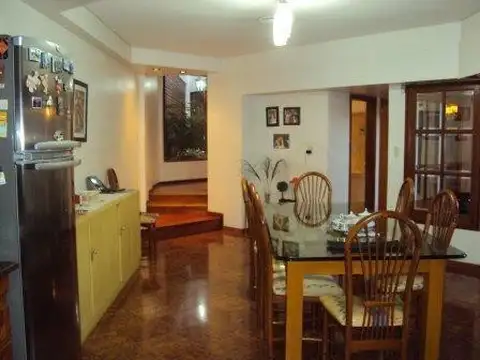 Casa en Venta con 3 cocheras