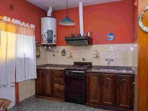 TRES LOCALES COMERCIALES Y CASA VENTA LUIS GUILLON