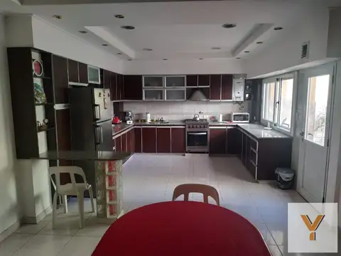 Casa en venta - 4 dormitorios 3 baños patio terraza  - 265mts2 - Pompeya
