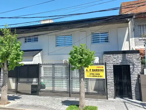 Martínez, Luminosa Casa. 2 Cuadras de Avda. 2 Plantas, 4 Dorm. Excelente Estado. Gran Patio