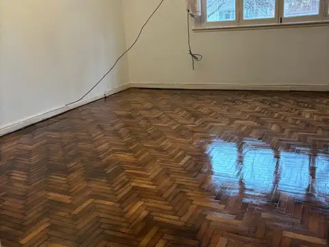 Excelente semipiso de 4 ambientes al frente, balcón y patio.