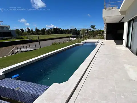 Casa 7 ambientes con 6 baños