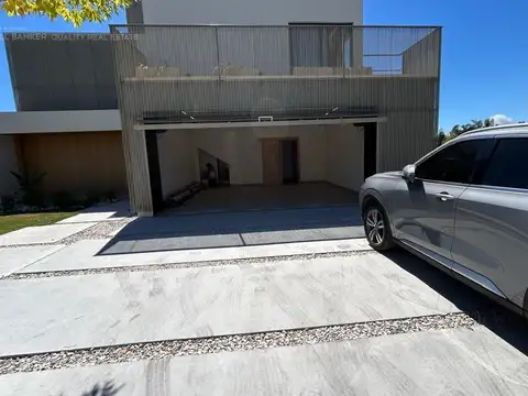 Casa premiun en venta a estrenar con amarra al rio Yacht Nordelta