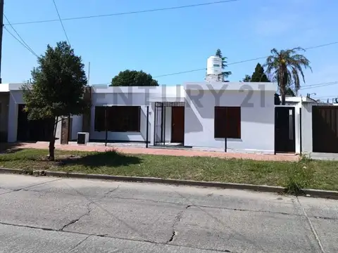 SE VENDE CASA 3 DORMITORIOS Y GRAN PATIO SANTA ISABEL 1°