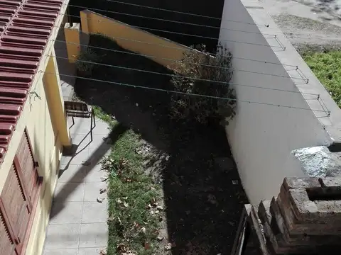 Casa 6 ambientes con 2 baños