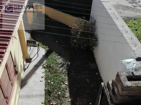 Casa 6 ambientes con 2 baños