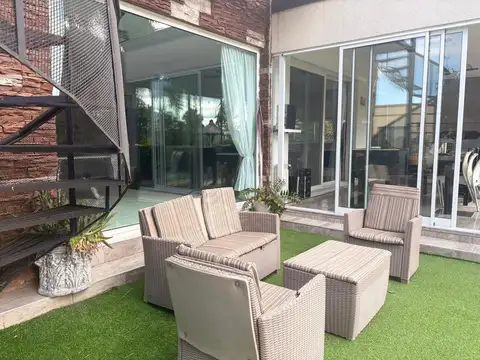 Casa en Alquiler con 3 cocheras