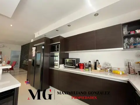 Casa en Alquiler con 2 cocheras