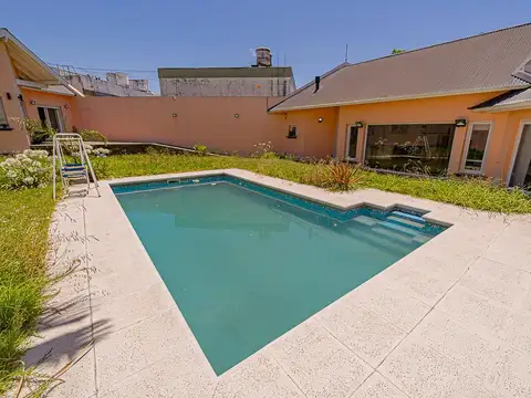 Venta Casa 6 Ambientes con pileta en Ramos Mejía B. Don Bosco