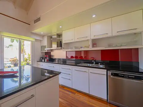 Casa en Venta con 6 cocheras