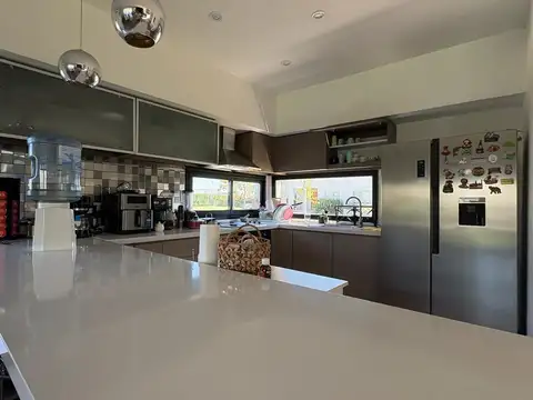 Casa en Alquiler con 1 cochera