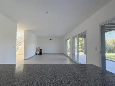 Casa en Venta con 3 cocheras