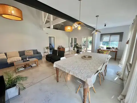 Casa en Venta con 2 cocheras