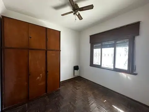 Casa en Alquiler con 3 cocheras