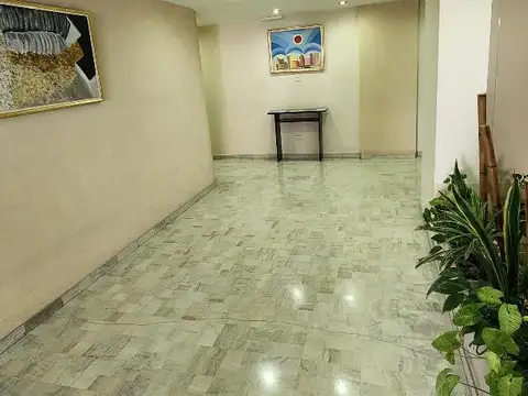 Amplio 2 ambientes al frente con balcón y lavadero