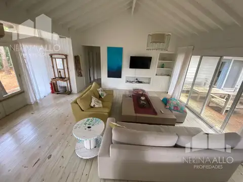 Casa en Alquiler con 2 cocheras