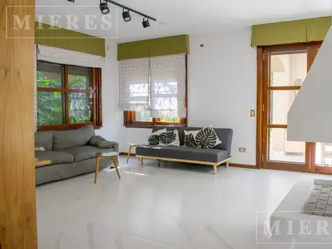 Casa en Alquiler con 2 cocheras