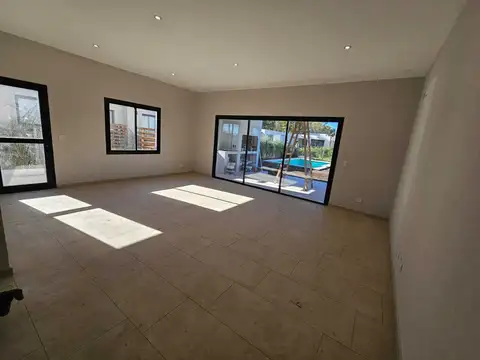 Casa 4 ambientes con 3 baños