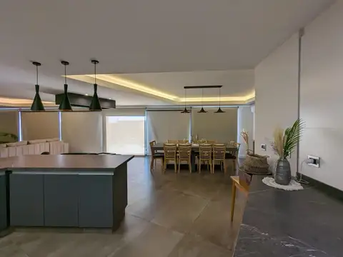Casa 6 ambientes con 5 baños
