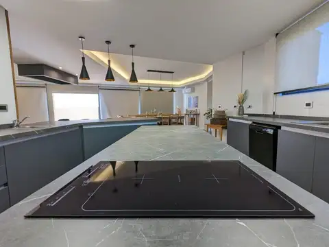 Casa en Alquiler con 2 cocheras