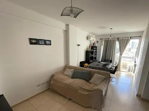 DEPARTAMENTO DE 2 AMBIENTES CON COCHERA EN PLENO CENTRO DE E